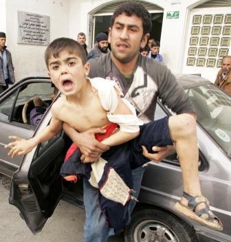 طفل فلسطيني مصاب إثر غارة إسرائيلية أمس ينقل إلى مستشفى كمال عدوان بغزة